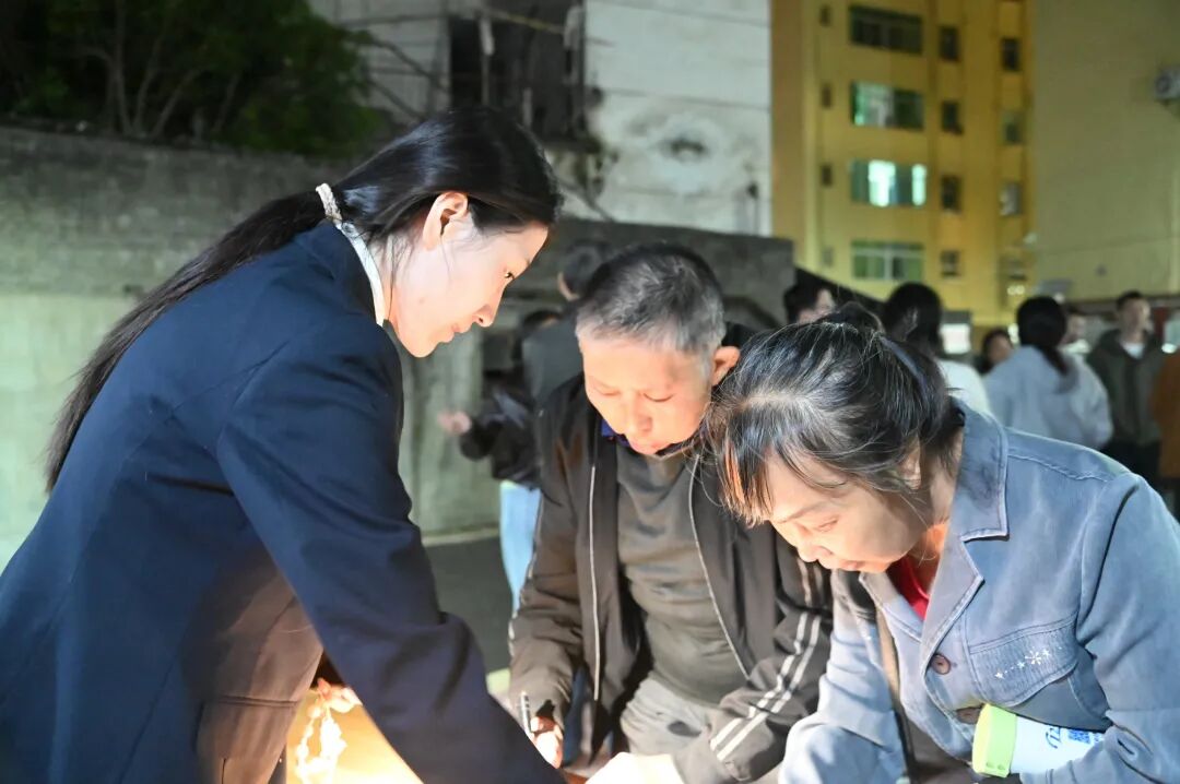 �����ҹ�С� �÷��η���������ͷ��β��